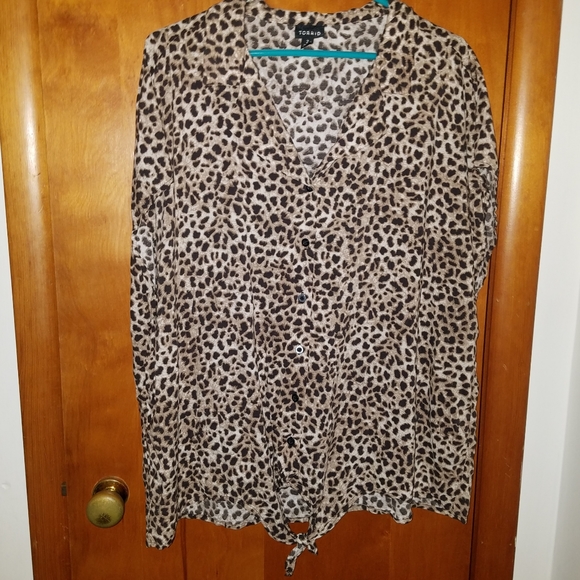torrid Tops - Torrid Leopards Short Sleeve Button Up
